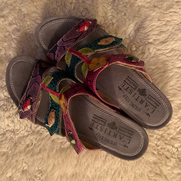 L’Artiste Spring Step Shoes - L’Artiste Flowered Sandals L’Artiste Spring Step Shoes - L’Artiste Flowered Sandals